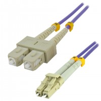 MCL Jarreti&egrave;re optique OM4 duplex 50/125 c&acirc;ble InfiniBand et &agrave; fibres optiques LC/SC Violet